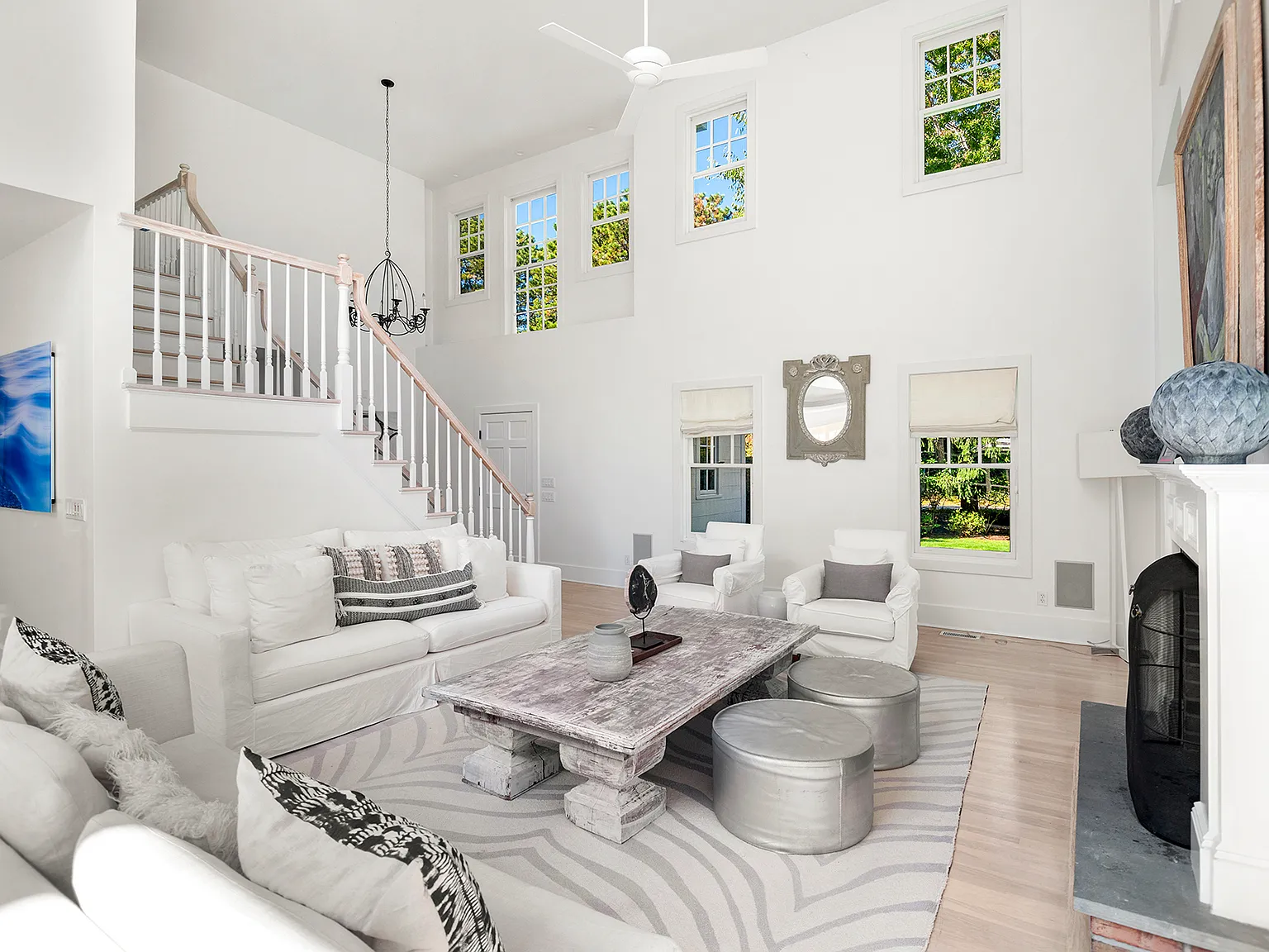 Traditional Home With Tennis and Pool — Photo 3