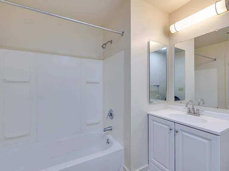 Austin Manor Apartments — Photo 16