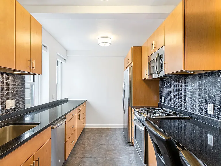 433 W 34th St #10G — Photo 3