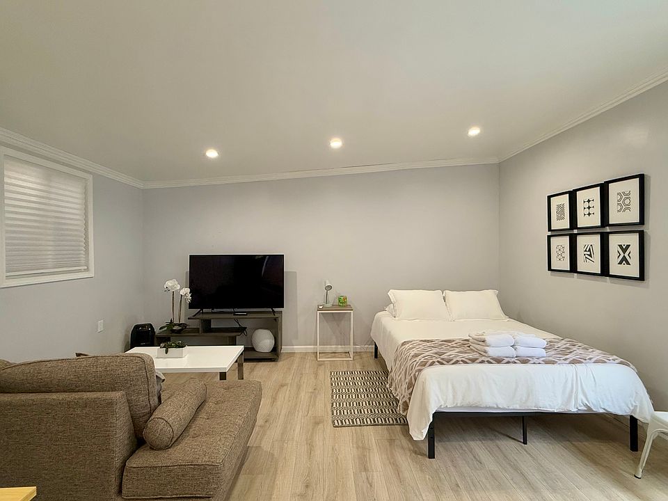 1st image of 1230 N Gardner St #B
