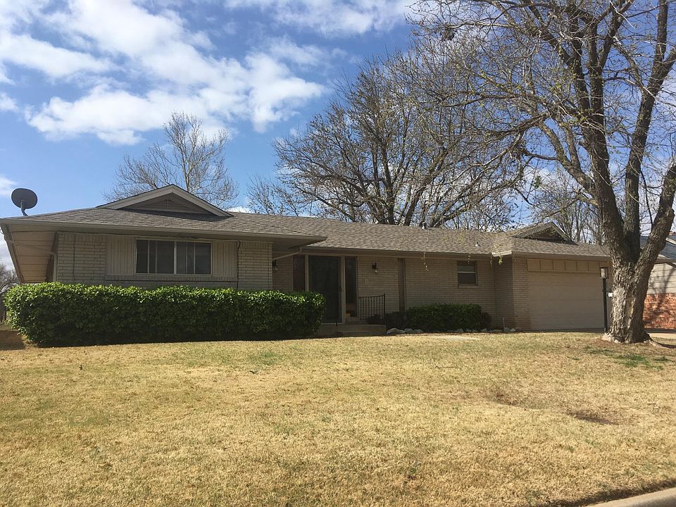 Lawn care provided, sprinkler system included, quiet street. Backyard opens onto golf course.