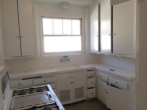 5th image of 337 1/2 N Hayworth Ave