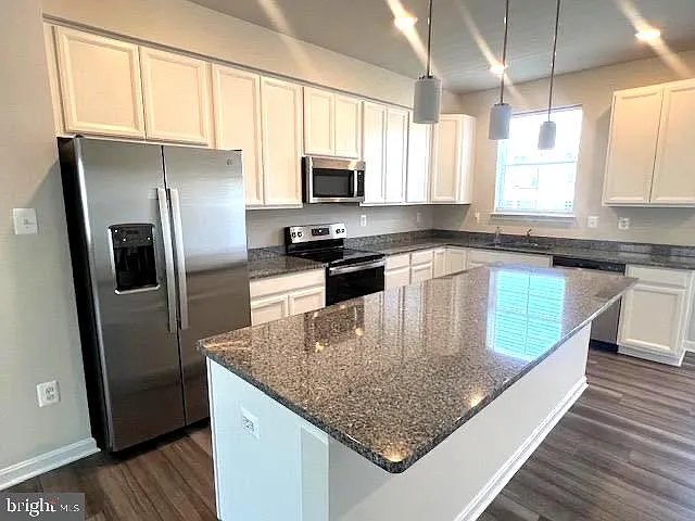3 bed, 4.0 bath, 2290 sqft, $2,000 — Photo 2