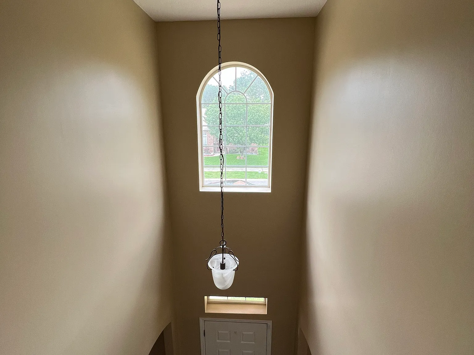 5 bed, 3.5 bath, 2816 sqft, $3,000 — Photo 2