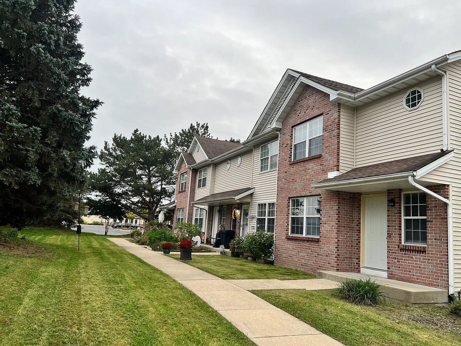 2 bed, 1.5 bath, 1200 sqft, $1,675 — Photo 1