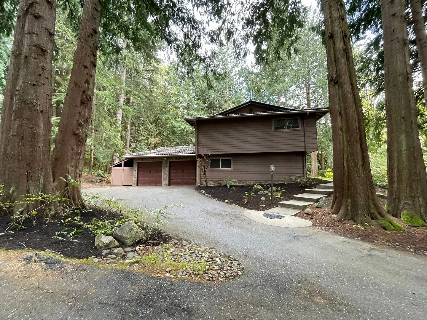 Beautiful 5-Bedroom Silverdale Home with Forest Views — Photo 2