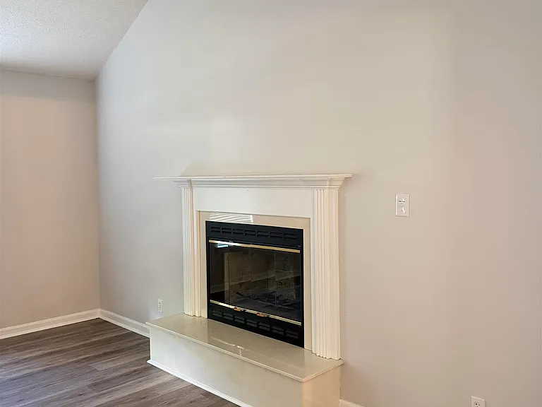 107 Barrington Pl N — Photo 3