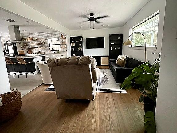 4th image of 303 Live Oak St