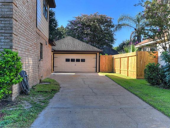 3rd image of 10219 Great Plains Ln