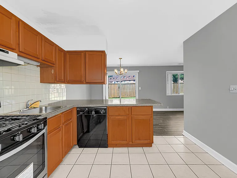 847 Oxford Pl #847 — Photo 7