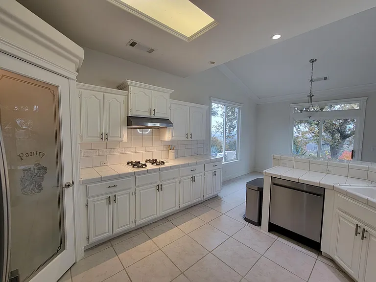 Stanford Pl — Photo 16
