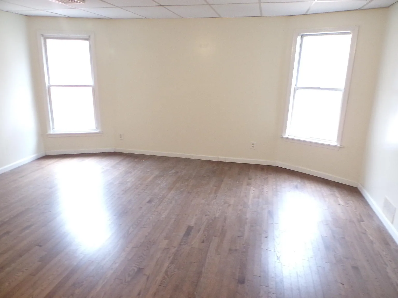2 bed, 950 sqft, $1,300 — Photo 1