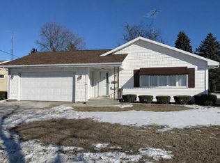 1233 S 26th St, Manitowoc, WI 54220