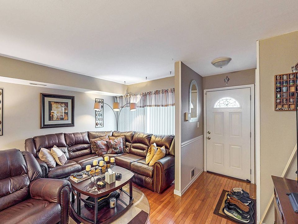 1st image of 19 Wolkoff Ln