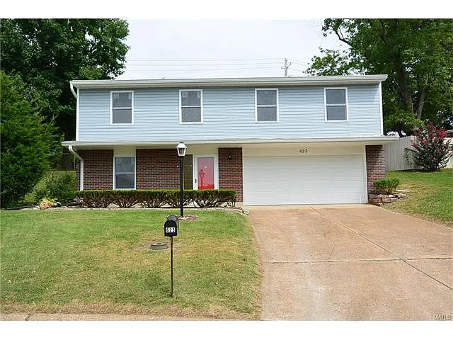 623 Robin Dr photo 1