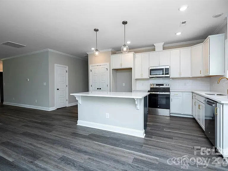 1721 Balfour Ln — Photo 7