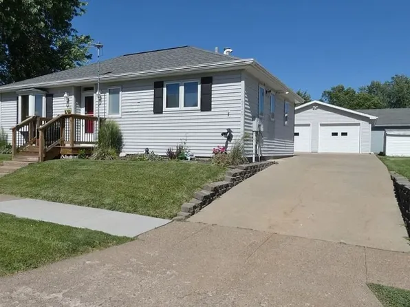 910 W 4th St, Pella, IA 50219