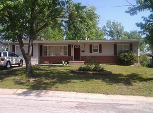 402 Sunset Blvd, Knob Noster, MO 65336