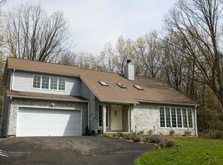 1255 N Rocky Mountain Dr, Effort, PA 18330