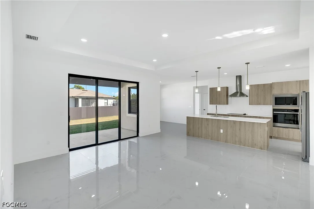 4 bed, 3.0 bath, 1935 sqft, $2,499 — Photo 3