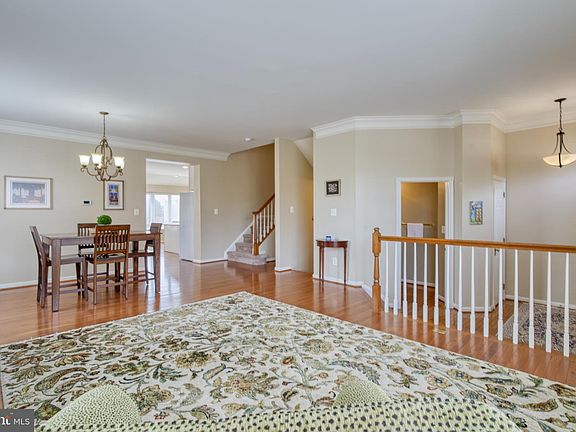 4th image of 43871 Sandburg Sq
