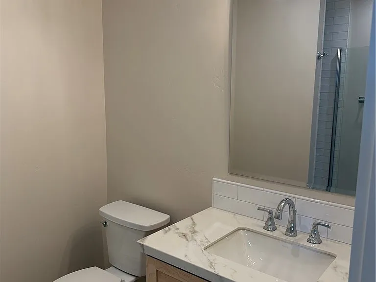 1108 A Front — Photo 15