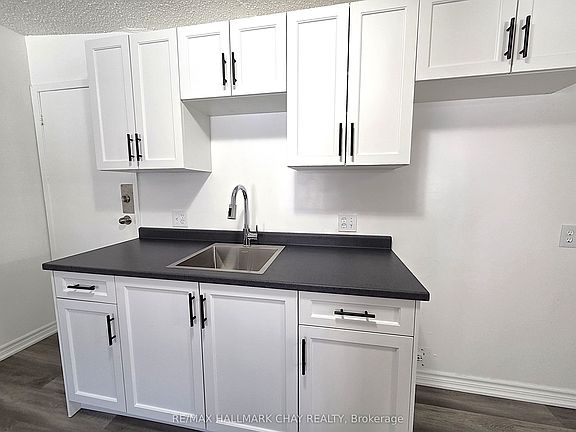 3rd image of 58 Queen St W #4
