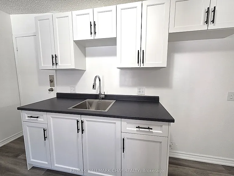 58 Queen St W #4 — Photo 3