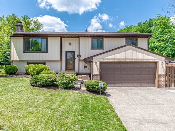 18740 Hearthstone Dr, Strongsville, OH 44136