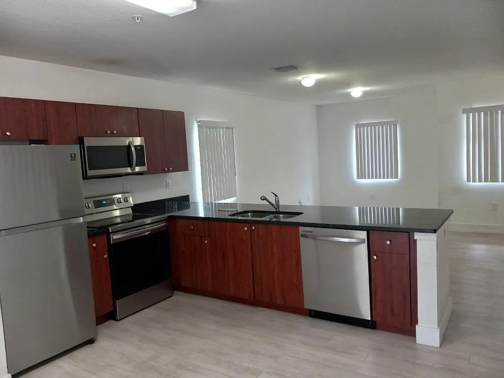 875 SW 7th Street - 103 — Photo 3