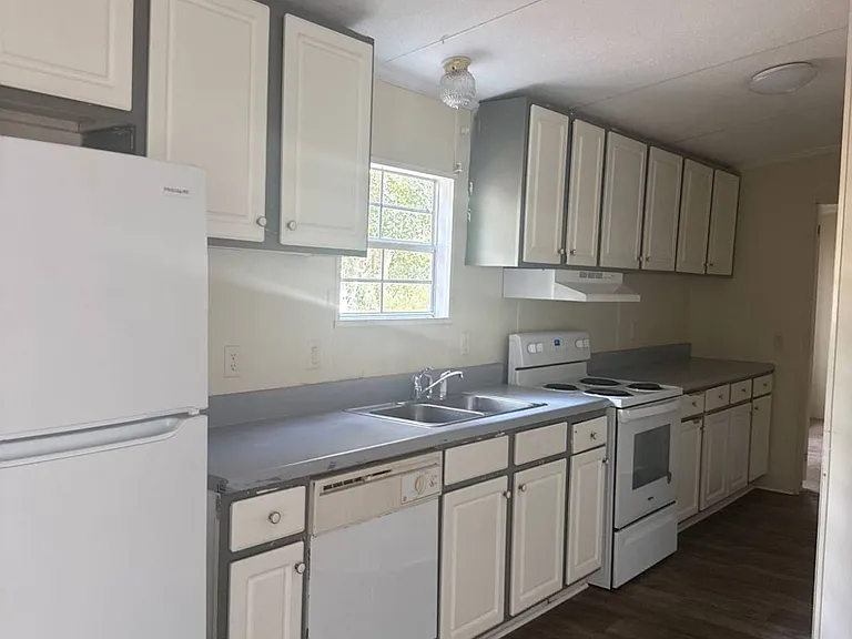 28 Westgate Cir — Photo 2
