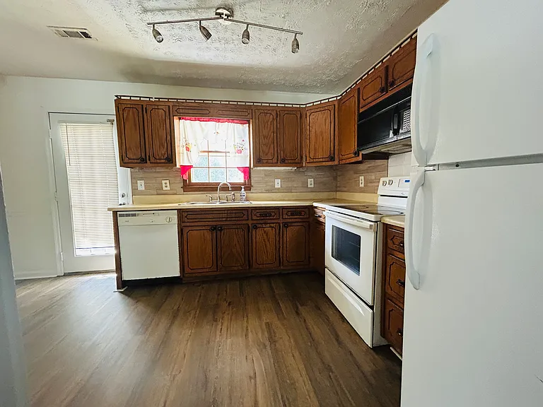 1710 Hunting Creek Dr SE — Photo 3