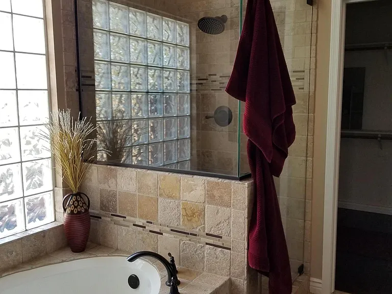 Shower & soaker tub