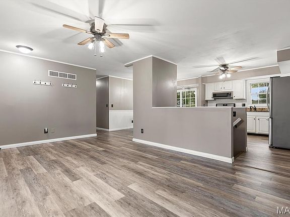 3rd image of 2417 Headland Dr