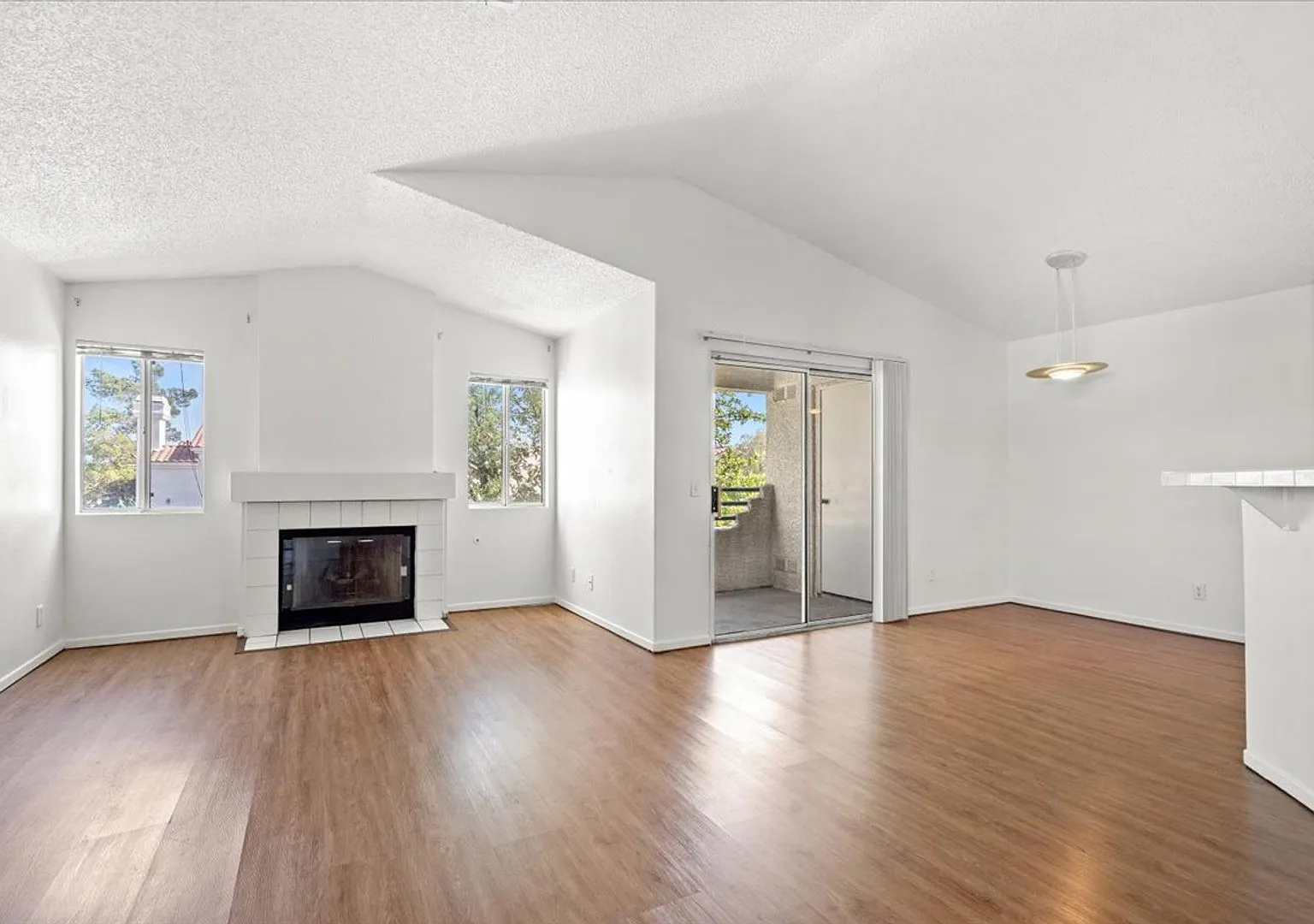 Bright 3-Bedroom Home in Gated Las Vegas Community with Pool & Spa — Photo 4