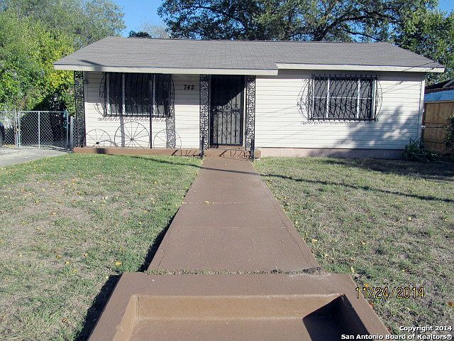 1st image of 742 SW 39th St