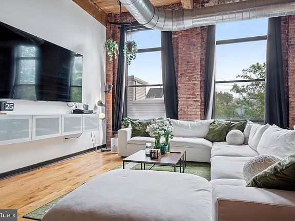 4th image of 1524 N Hancock St Unit 402