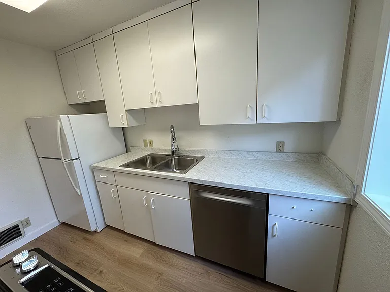 708 NE Avery St — Photo 43
