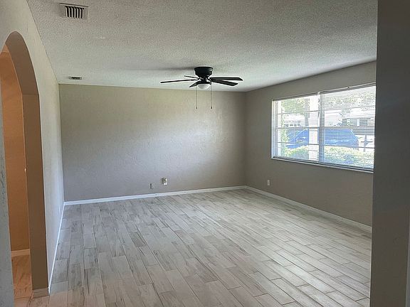 4th image of 15 Brookwood Dr