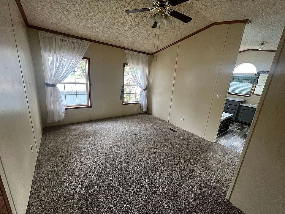 83 Pinewood Est, Chillicothe, IL 61523 | Zillow