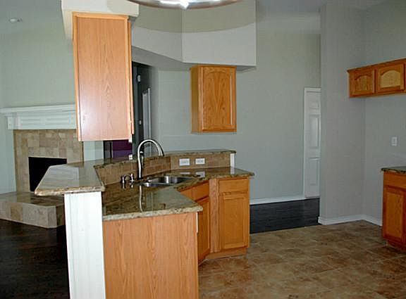 4th image of 2409 Parkview Dr