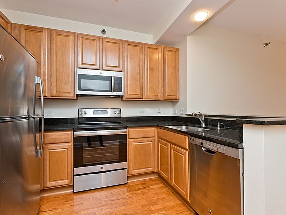 5th image of 1322 S Prairie Ave Unit 609