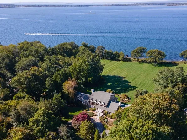 466 Poppasquash Rd, Bristol, RI 02809