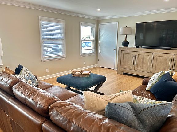 4th image of 1080 Lucas Ln