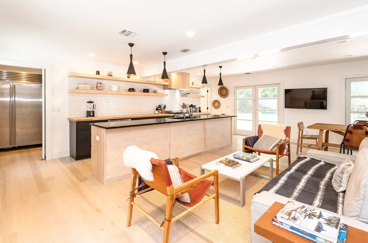 Renovated In Southampton With Private Beach, Tennis & Marina!! — Photo 3
