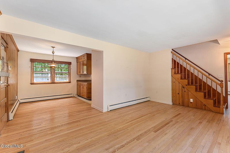 3rd image of 8 Oak Drive