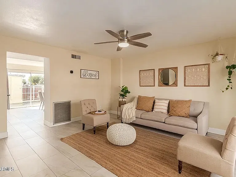 3 bed, 1.5 bath, 1408 sqft, $2,000 — Photo 2