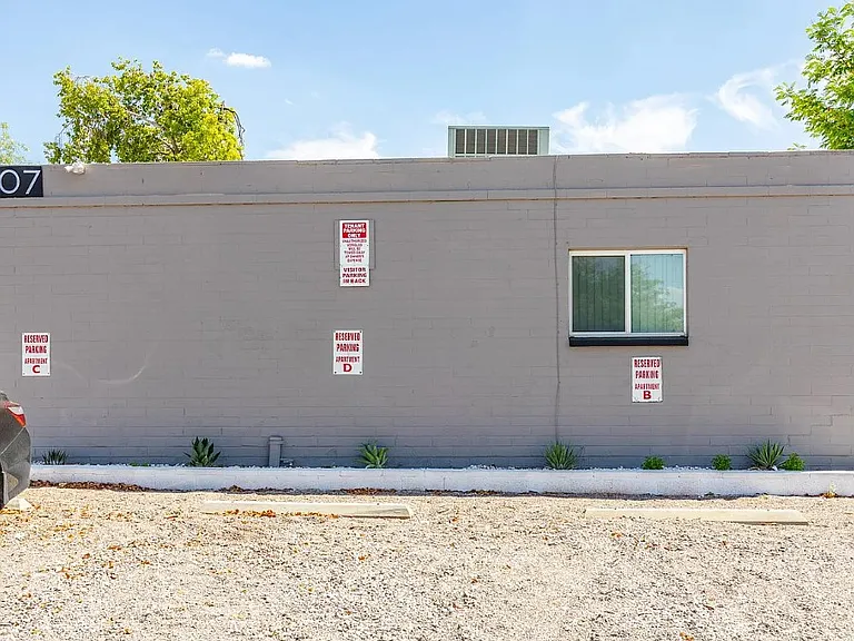 507 W 10th St #D — Photo 12