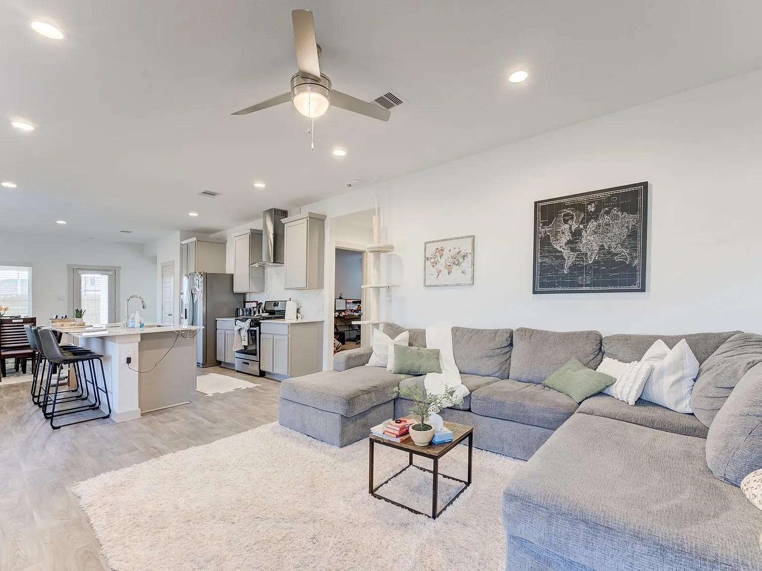 3 bed, 2.0 bath, 1488 sqft, $2,300 — Photo 3