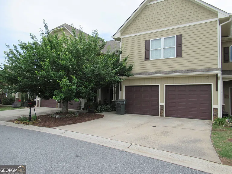 168 Village Dr — Photo 2